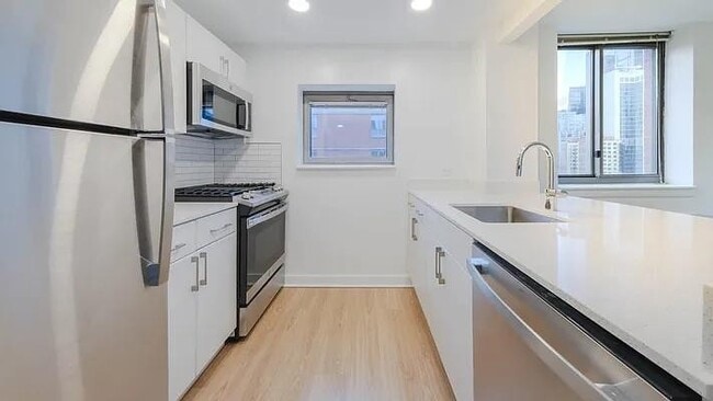 Building Photo - 400 W 37th St