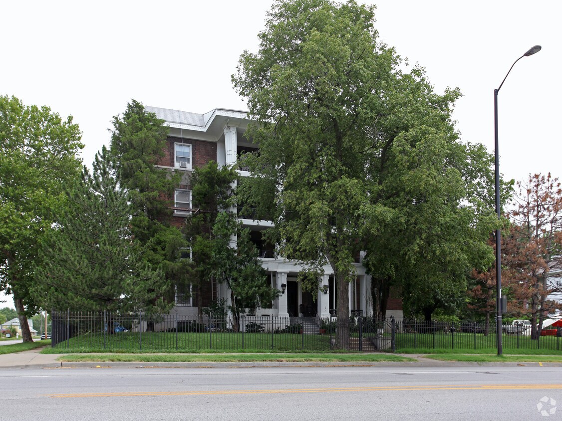 21022104 E Linwood Blvd, Kansas City, MO 64109 Apartments in Kansas