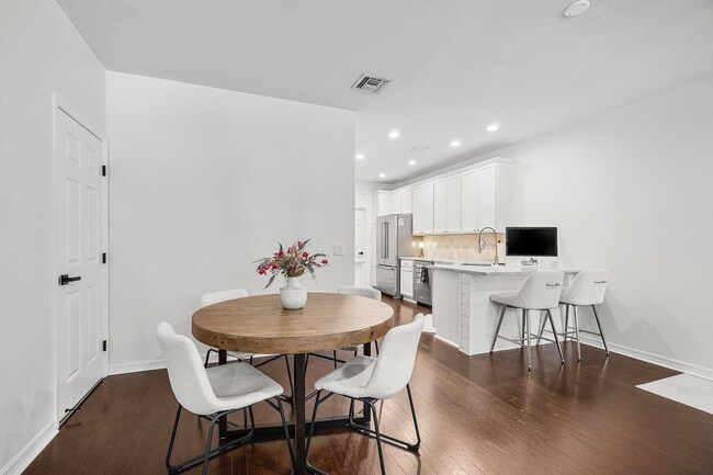 Building Photo - 1119 Community Dr