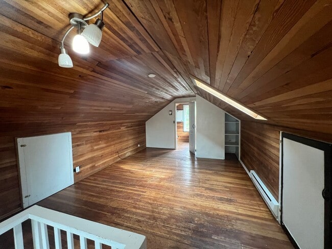 Building Photo - Spacious Upstairs 1 Bedroom + Living Area ...