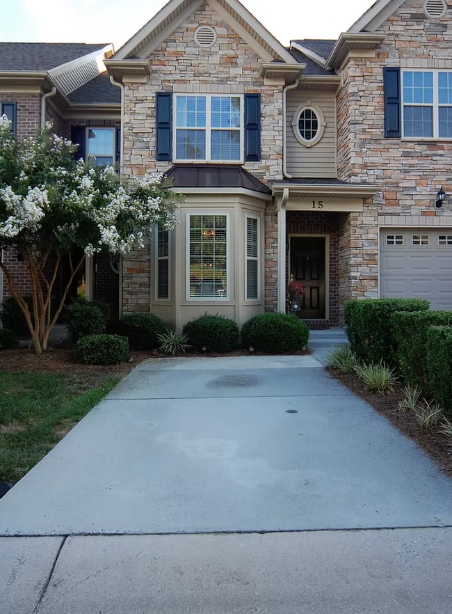 Building Photo - Maintenance Free Beautiful 2 bedroom 3.5 b...