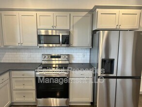 Building Photo - 19568 Fonda St E