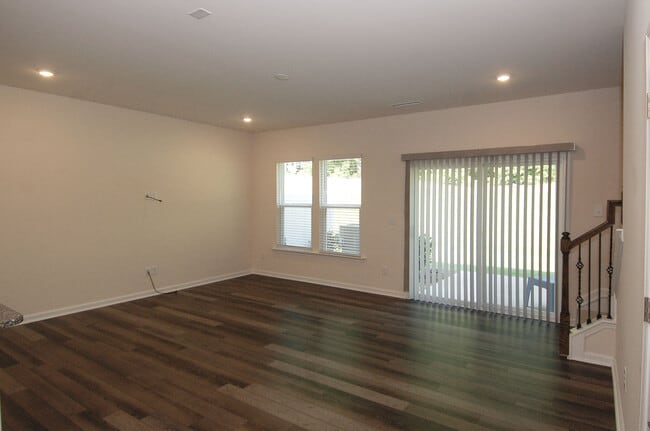 Building Photo - 331 White Oak Ridge Dr