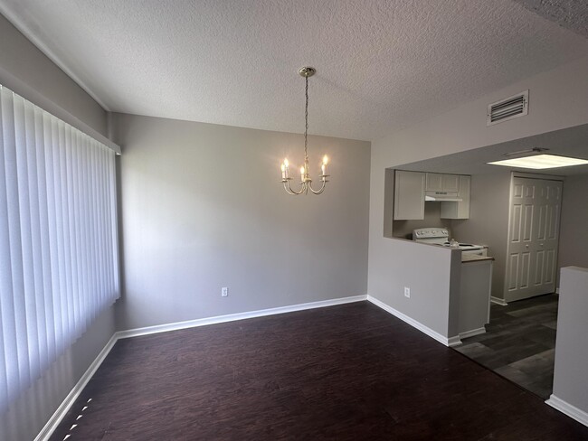 Building Photo - 2929 Fan Palm Dr