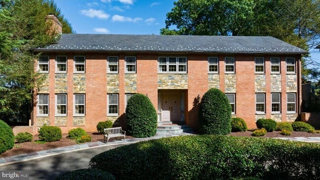 Building Photo - 221 Chain Bridge Rd