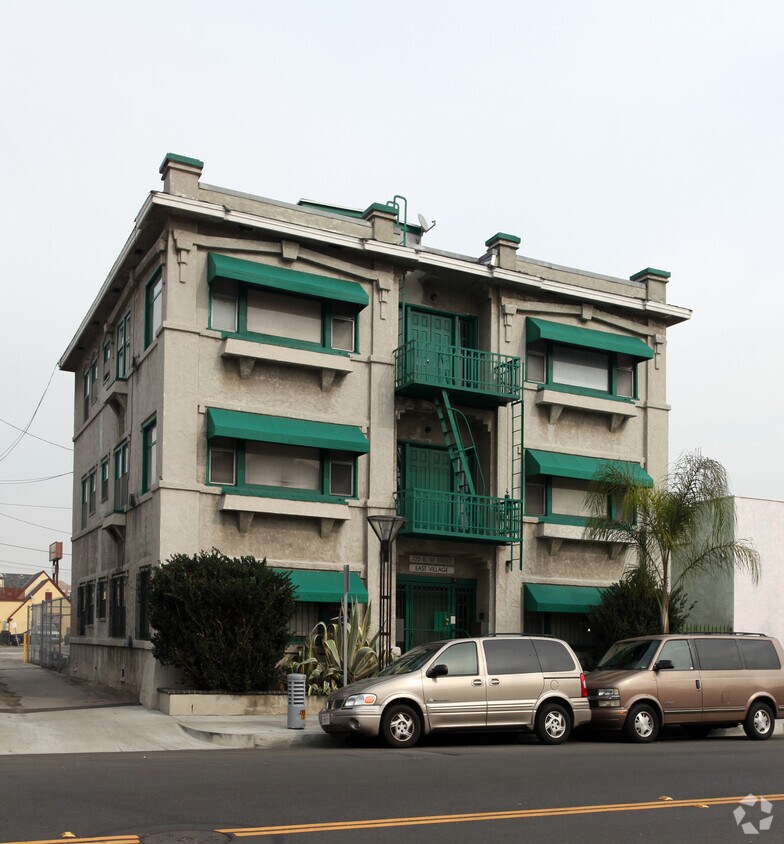 Building Photo - 725 E 1st St
