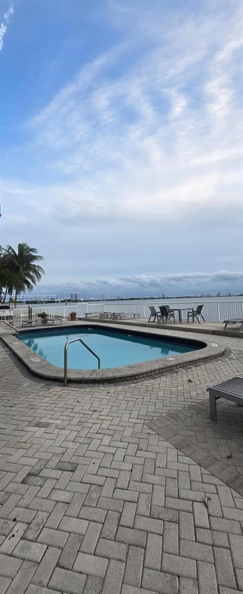 Building Photo - 2016 Bay Dr