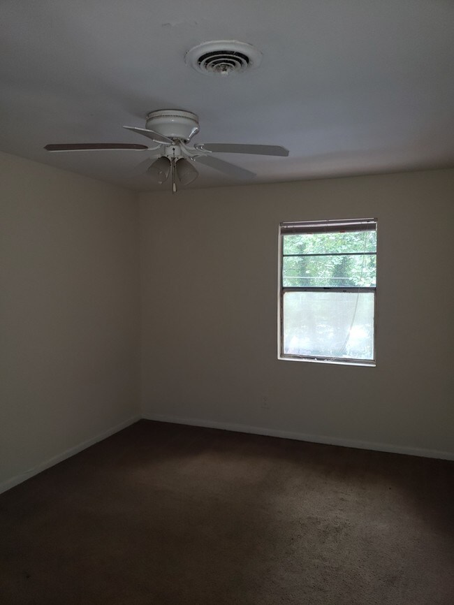 Building Photo - 2BD/1BA brick duplex unit in good condition