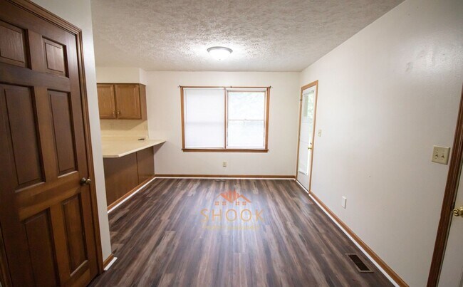 Foto del edificio - SPACIOUS TOWNHOME UNIT ON OUTSKIRTS OF TOWN