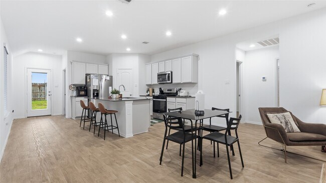 Foto del edificio - 22243 Florence Spgs Dr