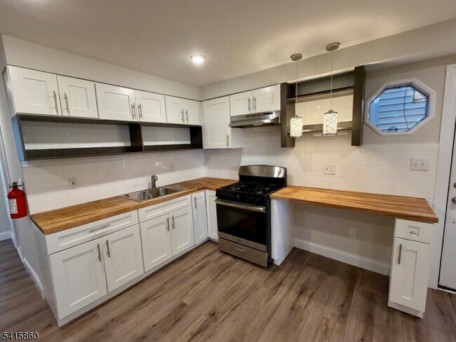 Foto del edificio - 114 Maple Ave