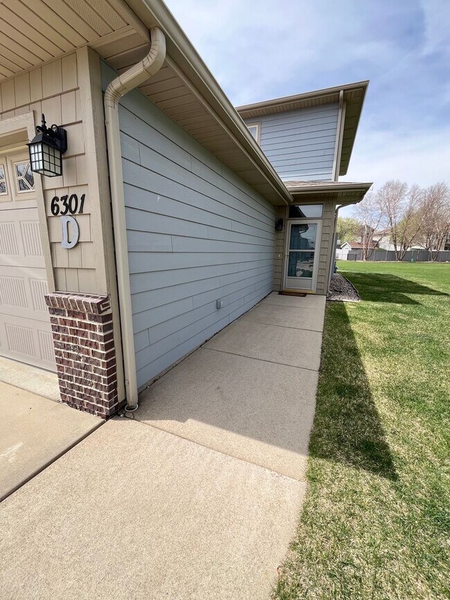 Foto del edificio - Ground Floor 2 Bed Condo with Attached Garage!