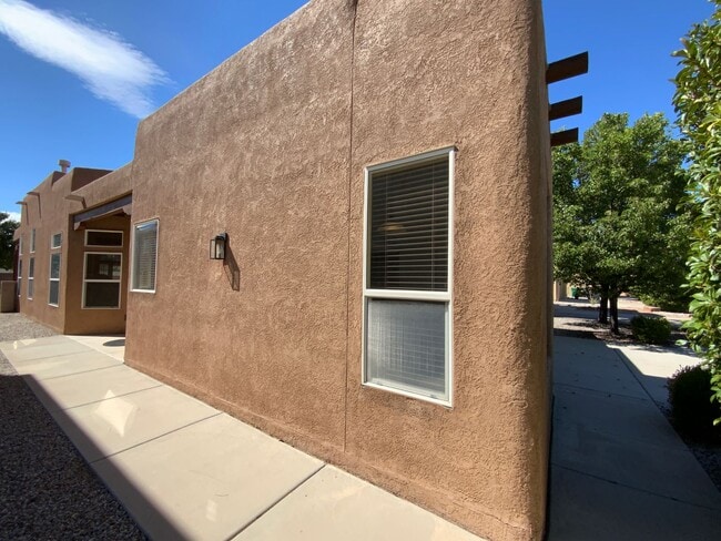 Foto del edificio - 3 Bedroom Single Story Home Available Near...