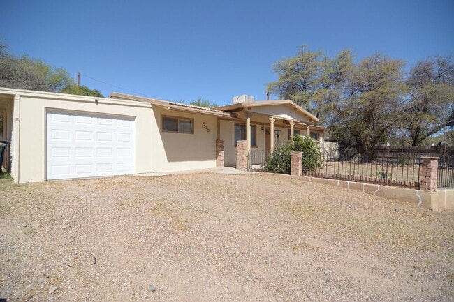 Building Photo - Charming Brick Construction 3 Bedroom 2 Ba...
