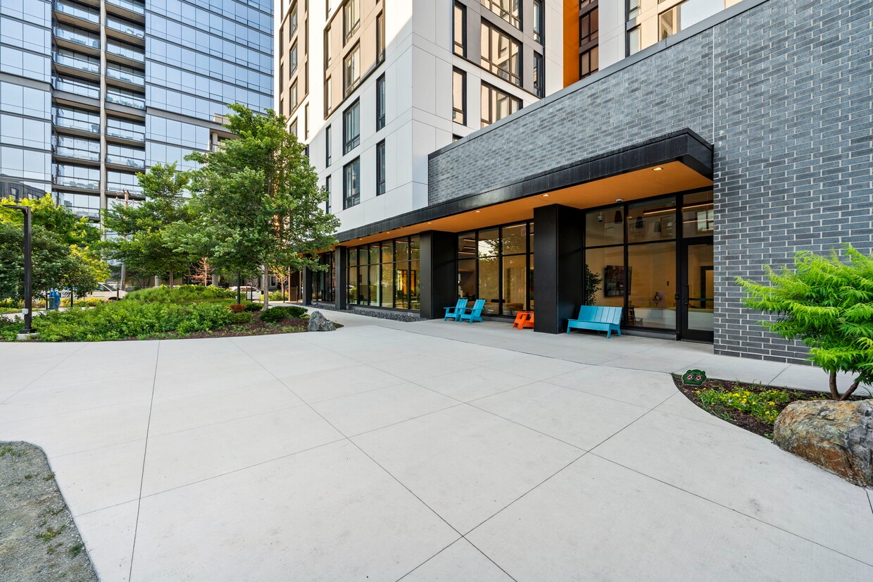 Building Photo - Modern 2BR Retreat Near Old Town & Lincoln Park