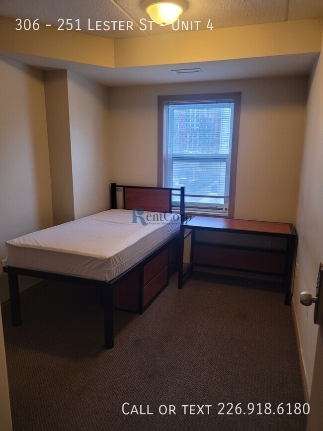 Photo du bâtiment - 251-251 Lester St