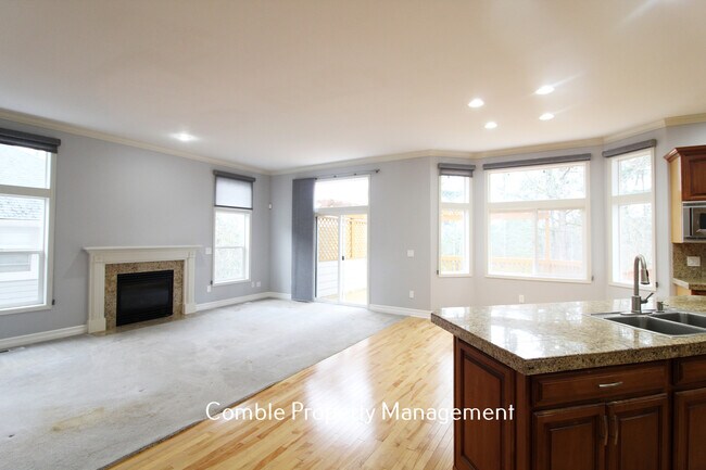 Building Photo - 4112 NE 27th Plz