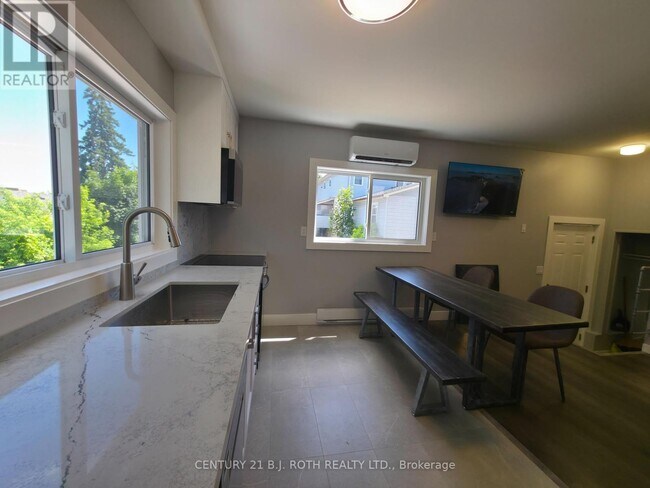 Photo du bâtiment - 82-82 Albert St N