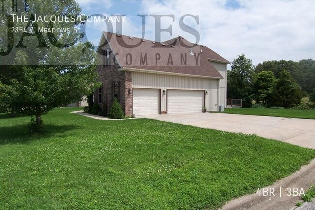 Building Photo - 2854 E Meadows St