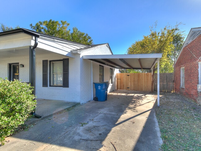 Photo - 220 E Jacobs Dr House