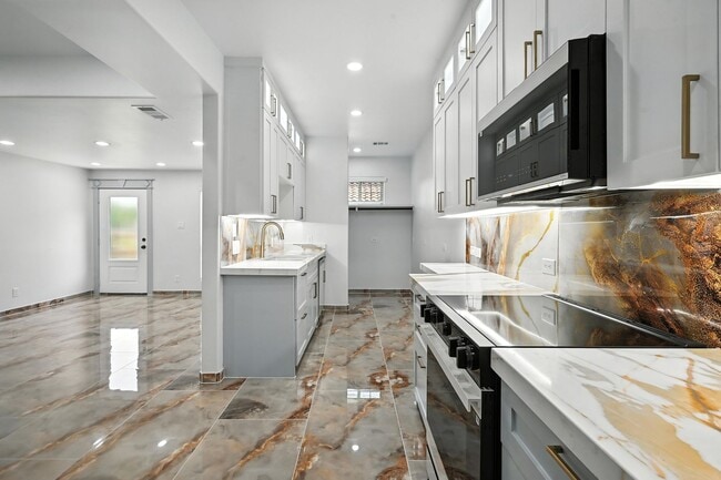 Building Photo - ***936 Elwood Duplex***