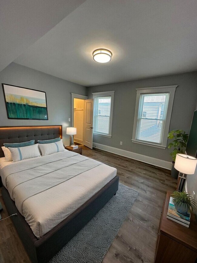 Building Photo - Charming 3 Bedroom-No Broker Fee