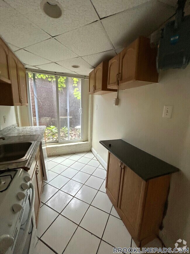 Building Photo - 352 Riverway
