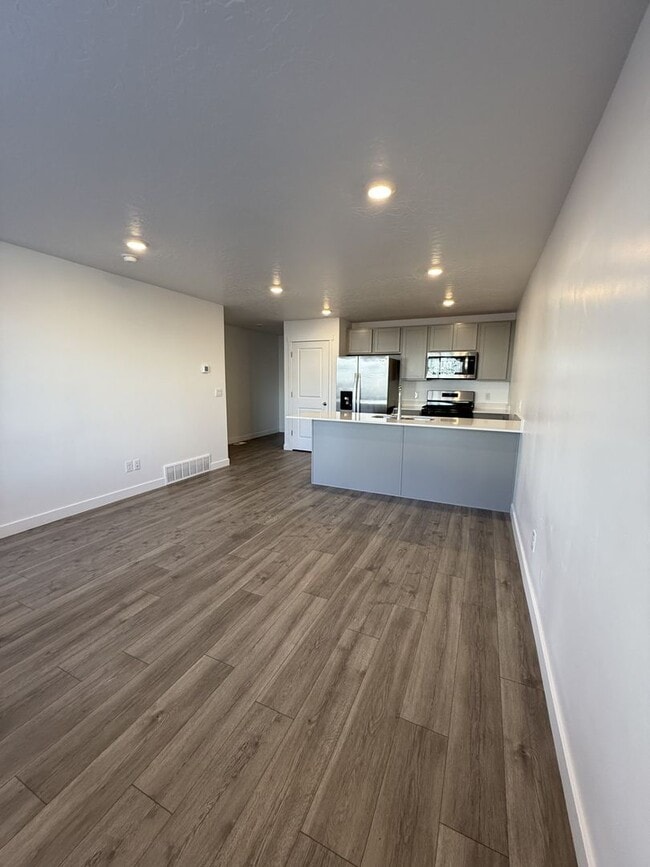 Building Photo - Townhome in Provo, UT