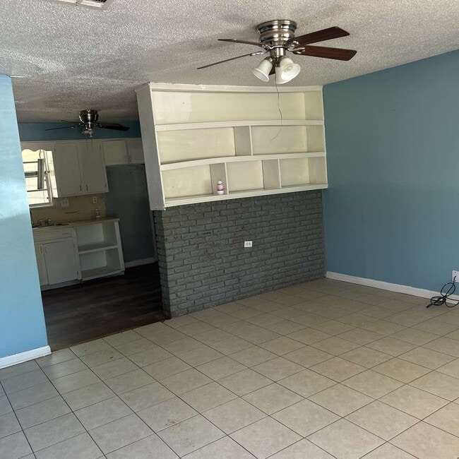 Building Photo - 2802 Hood Dr