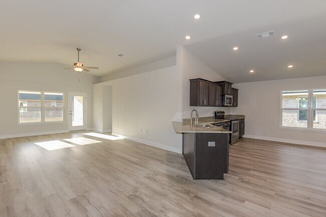 Building Photo - 4 Bedroom/2 Bath