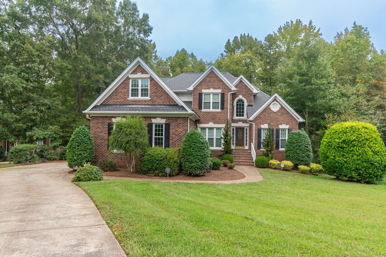 Primary Photo - Spacious 5 Bedroom, 3.5 Bathroom Home in M...
