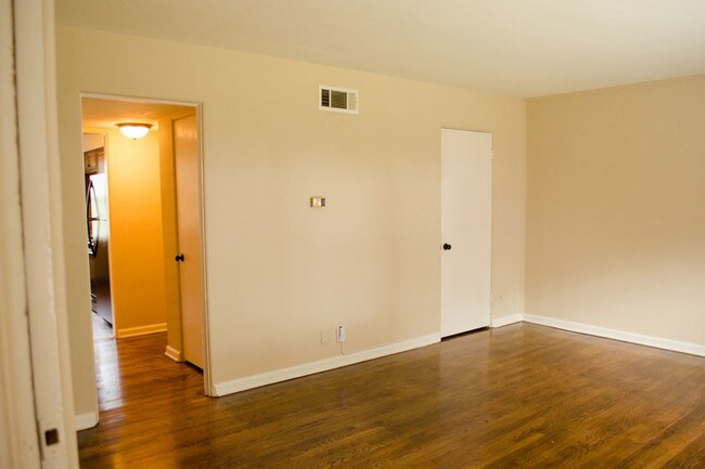 Building Photo - 1048 W 41st Pl