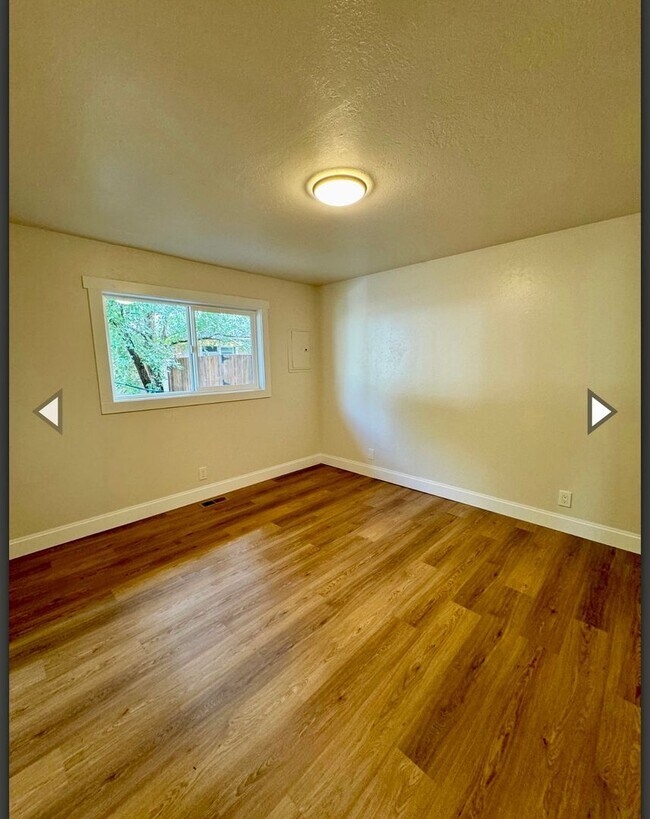 Foto del edificio - 2 Bed 1 Bath Duplex with Garage,