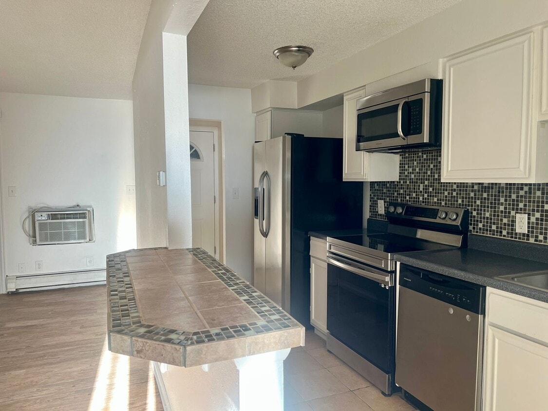 1 bed Condo Available in SouthWest Denver! Top Floor! - 1 bed Condo Available in SouthWest Denver! Top Floor!