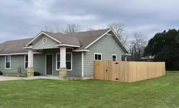 Adorable duplex located just blocks from Texas Lutheran University - 1237 Jefferson Ave