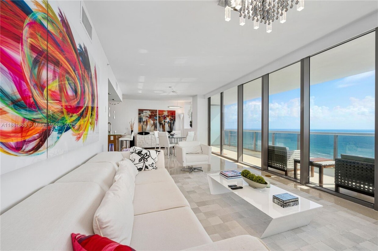 Primary Photo - 5875 Collins Ave