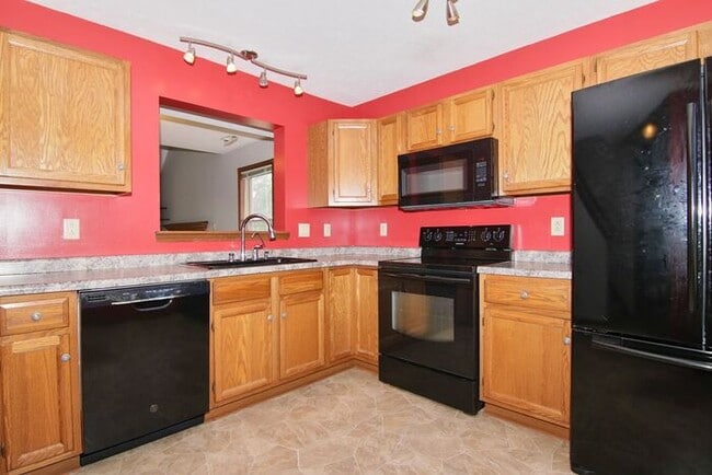 Building Photo - GREAT, 3 BEDROOM, 2.5 BATH HOME IN WARREN TOWNSHIP!