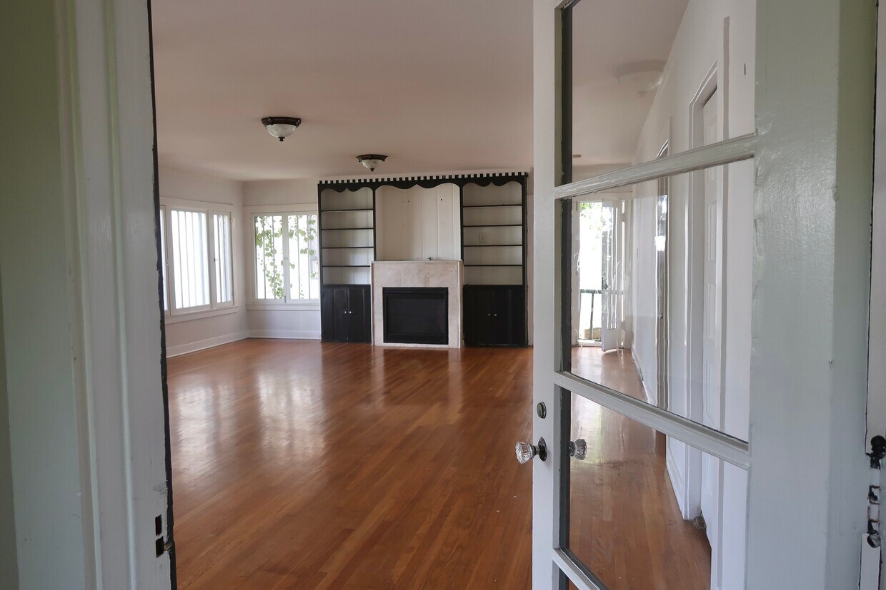 2113 N Beachwood Dr Unit 2113 N Beachwood Drive, Los Angeles, CA 90068