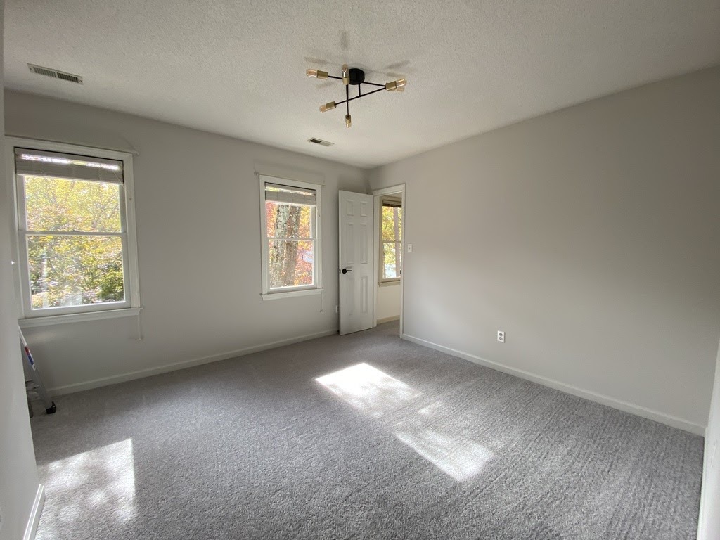 Primary Photo - 118 W Skyhawk Dr