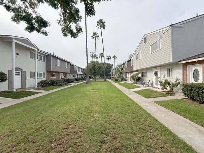 Foto del edificio - Rare Surfside One Bed Condo with Two Car G...