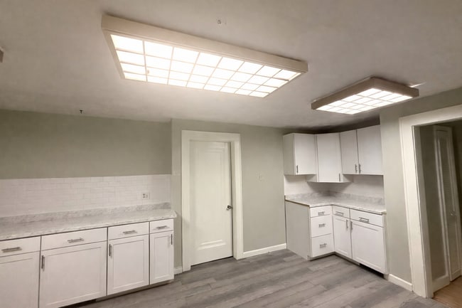 Building Photo - 721 Salt Springs Rd