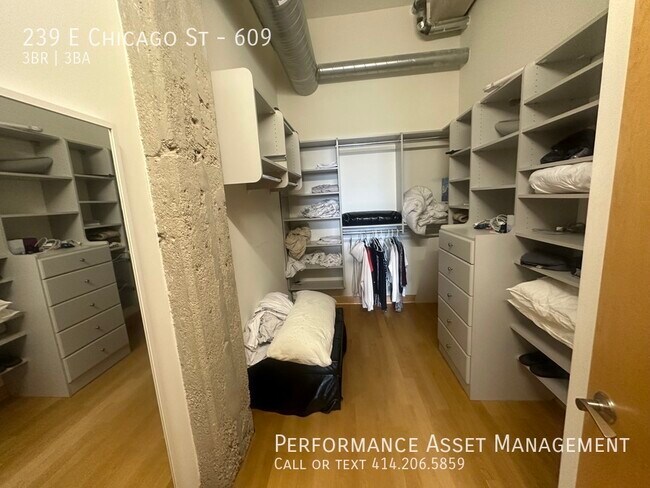 Foto del edificio - 239 E Chicago St