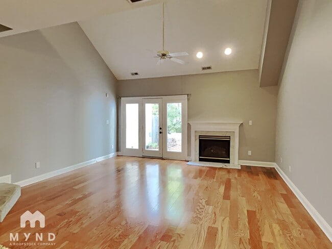 Building Photo - 105 Carved Oak Dr