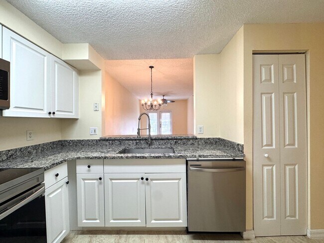 Foto del edificio - 3 Bedroom, 2 Bath First Floor Condo Unit!
