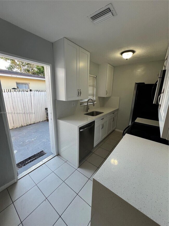 Foto del edificio - 5891 NE 18th Ave