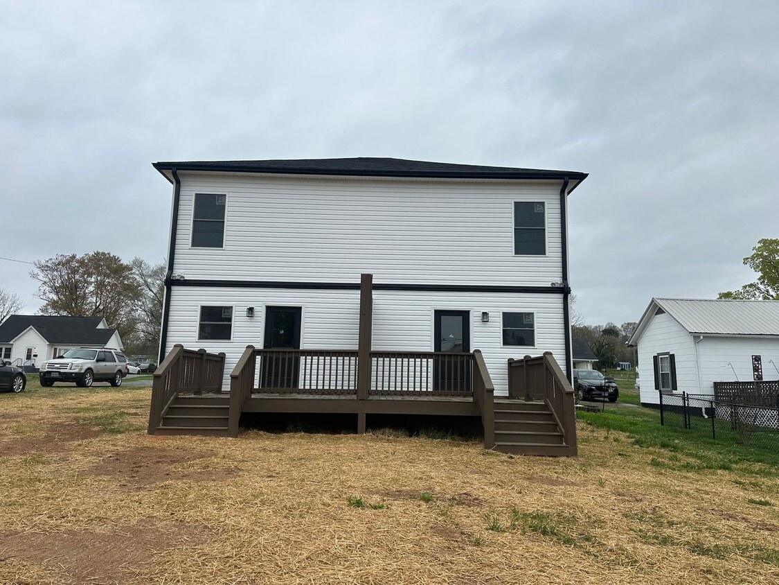 Building Photo - New Townhouse In Altavista!