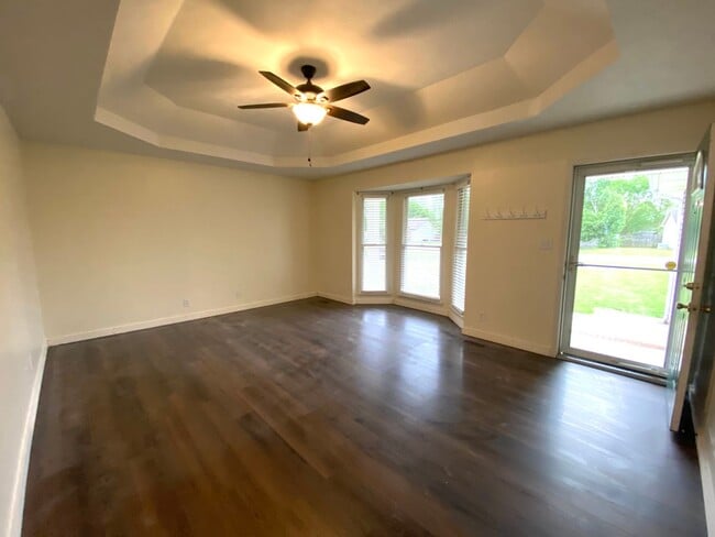Building Photo - 627 Flower Dr