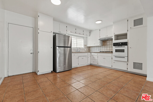 Foto del edificio - 469 W 19th St