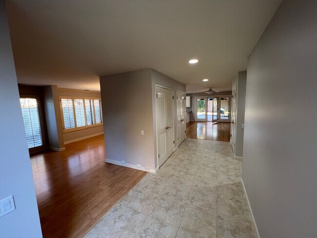 Building Photo - 4 Bed / 2 Bath | Gold River Home Available...