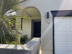 Building Photo - 220 Vista Ct